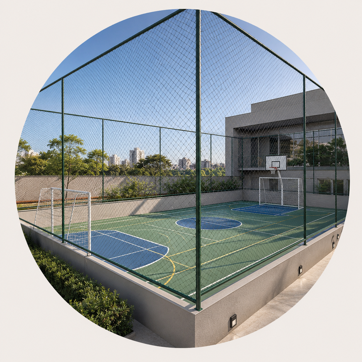 Quadra esportiva cercada com rede de proteção